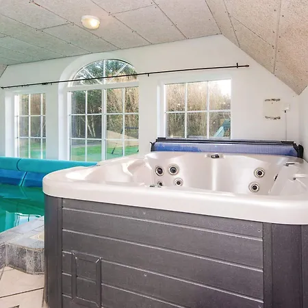 Luxury Retreat With Pool Casa de Férias *