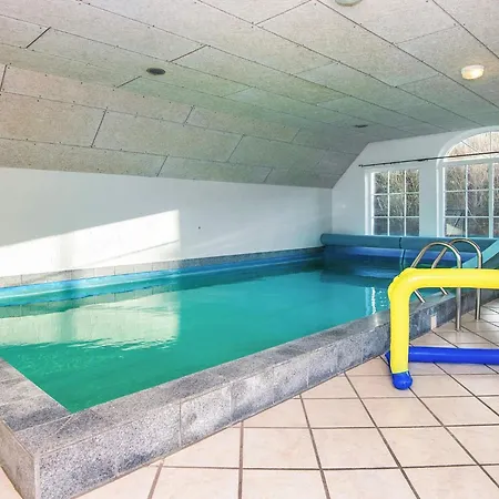 Luxury Retreat With Pool Casa de Férias